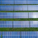 Nettoyage photovoltaïque : pourquoi l’eau osmosée optimise le rendement des panneaux solaires